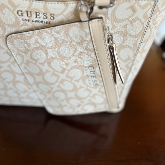 New Guess Los Angeles Tote Bag and matching Zippered Pouch - Picture 3 of 13